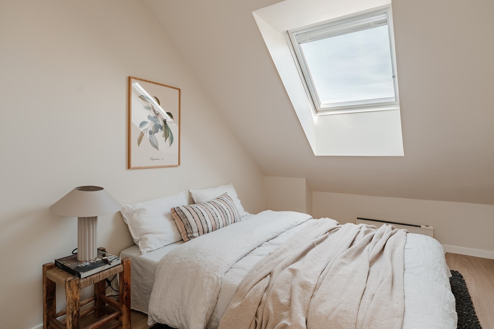 Soverom nr. 2: Lyst soverom med plass til seng og tilhørende møbler. Galleribilde