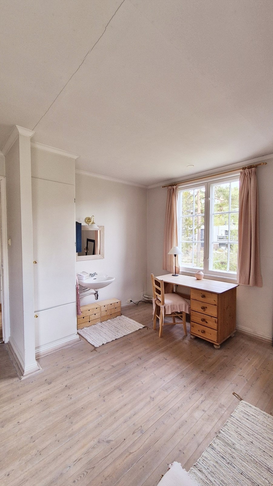 Skyvedørsgarderobe gir effektiv oppbevaring i rommet. Galleribilde