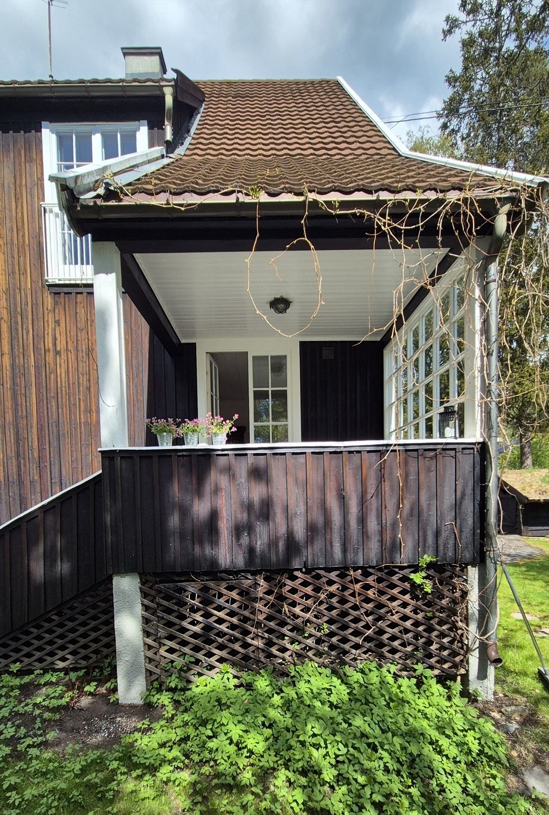 Verandaen har et gulv på ca. 8 m² og er utstyrt med rekkverk i tre. Galleribilde