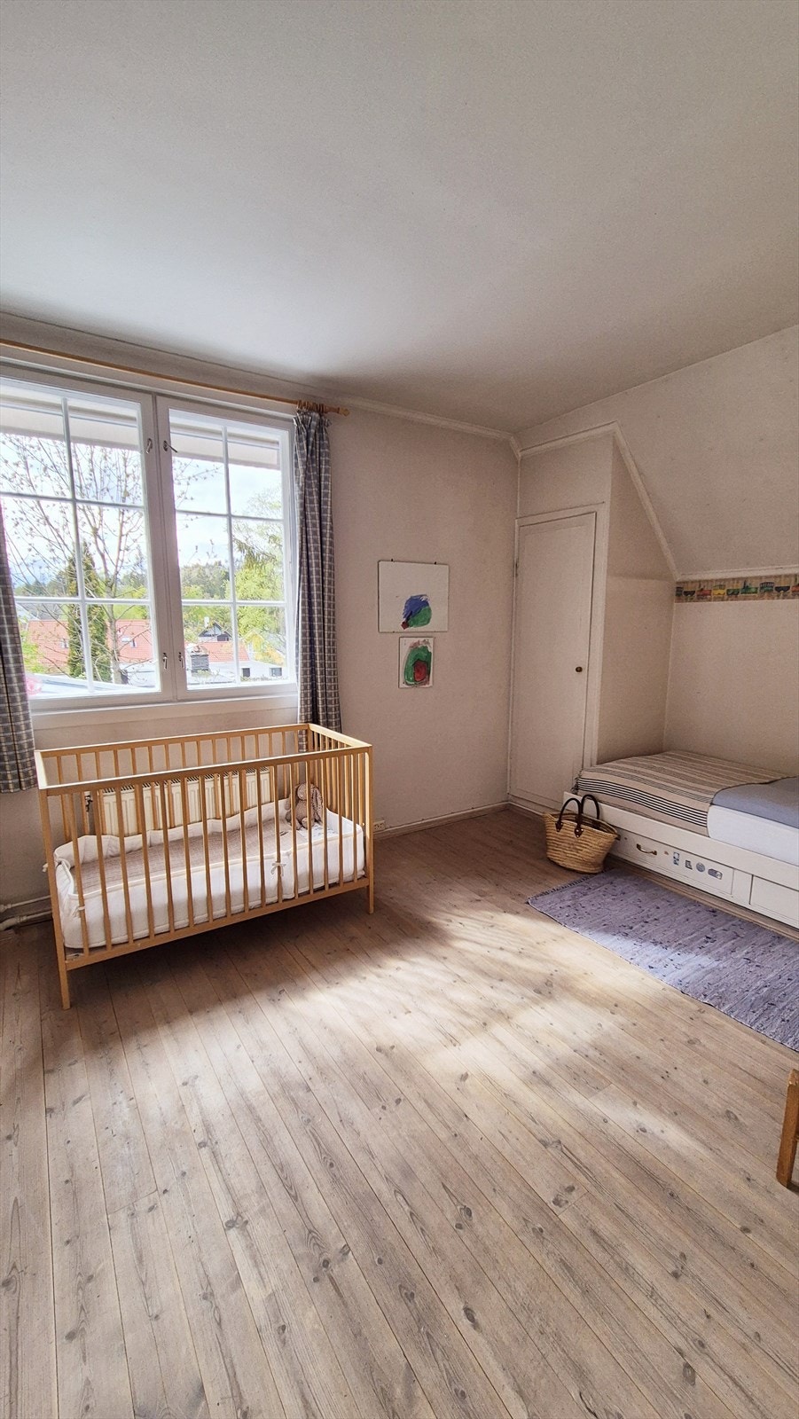 Naturlig ventilasjon gjennom vindu og dørspalte sikrer luftutveksling. Galleribilde