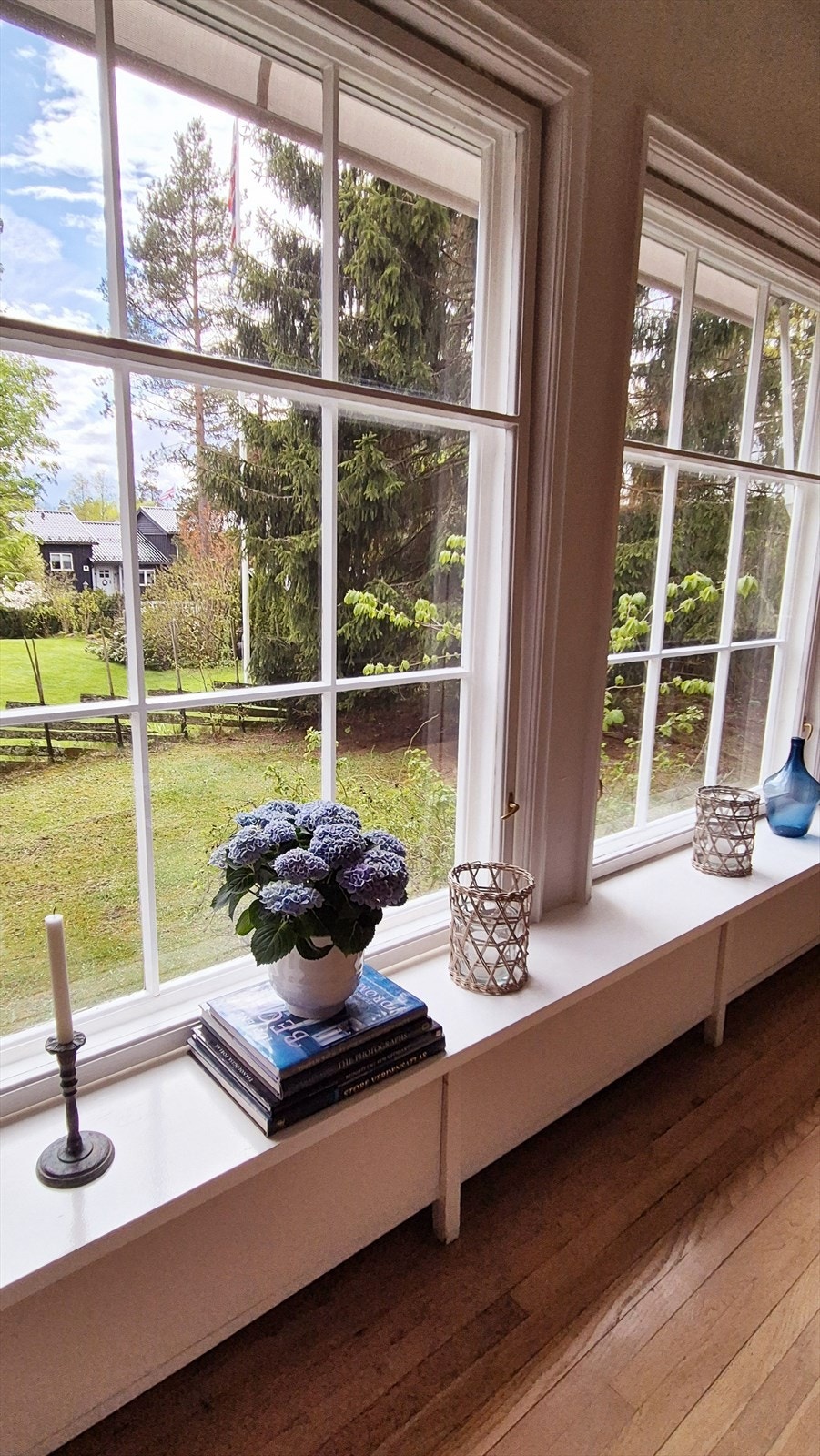 Fra stuen er det utsikt mot hageområdet gjennom store vindusflater. Galleribilde