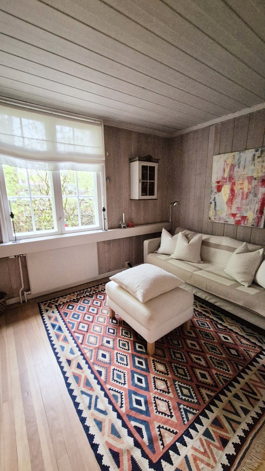 Rommet har plass til sitteområde og dekorativ innredning. Galleribilde