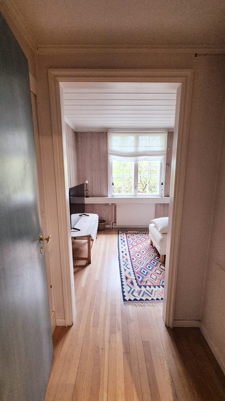 Panelvegger og tregulv gir rommet en klassisk karakter. Galleribilde