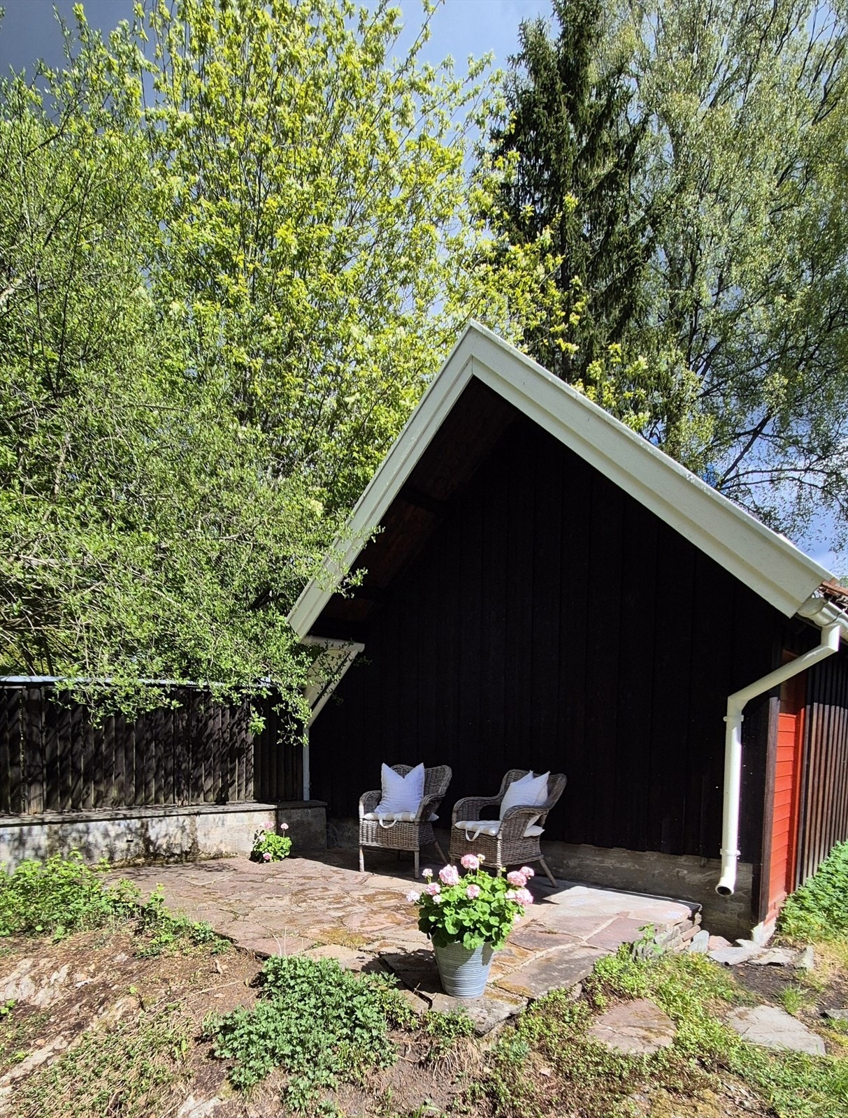 Uthuset er oppført med bindingsverk og torvtak, og gir praktisk lagringsplass. Galleribilde