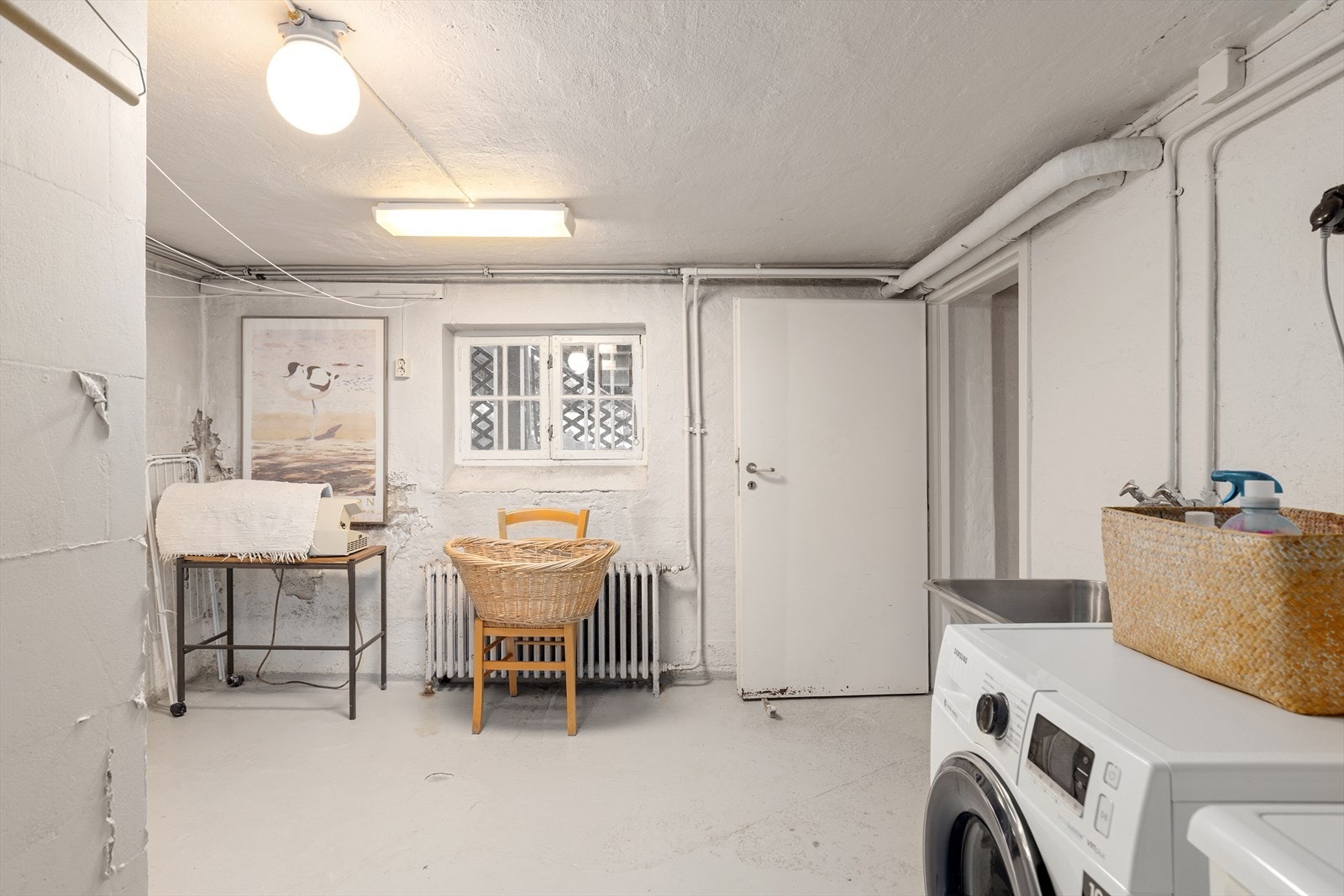 Vaskekjelleren er utstyrt med opplegg for både vaskemaskin og tørketrommel, samt glatte malte veggflater. Galleribilde