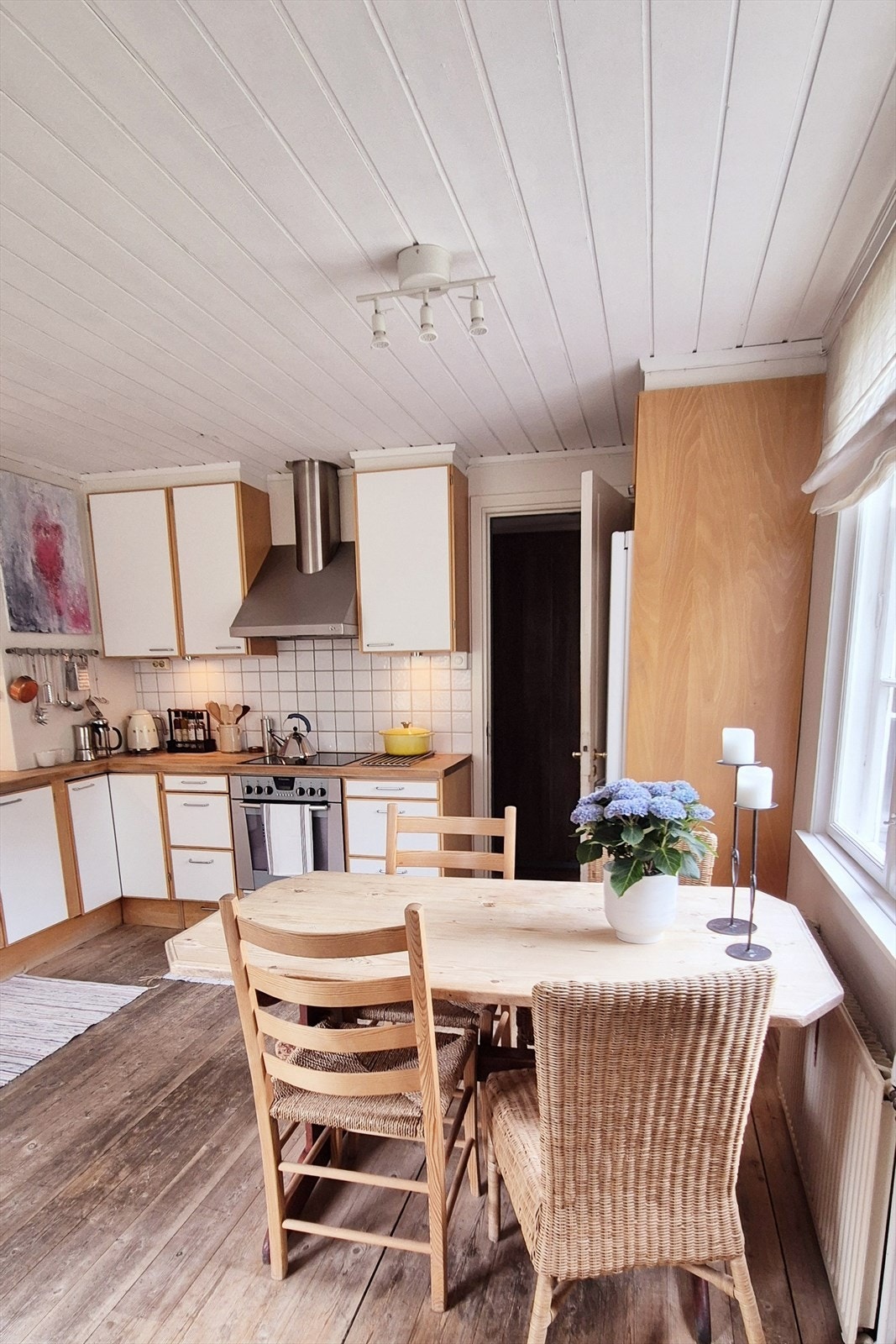 Mekanisk ventilatorhette med avtrekk til yttervegg sørger for effektiv luftgjennomstrømning. Galleribilde