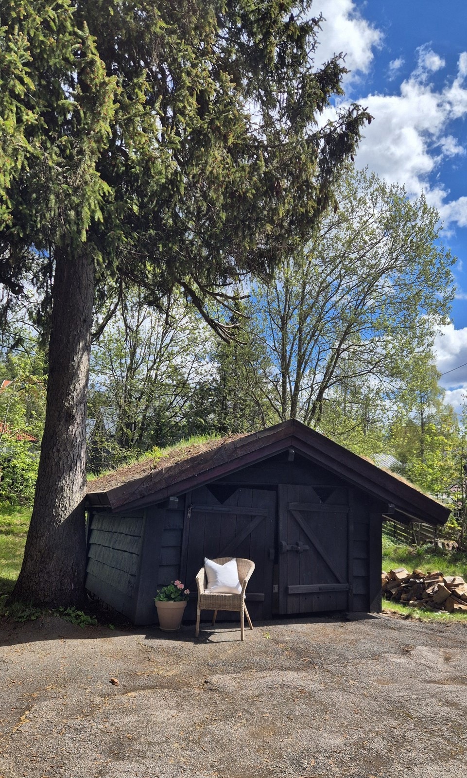 Garasjen er bygget med støpt ringmur og trekonstruksjoner, utstyrt med vippeport. Galleribilde