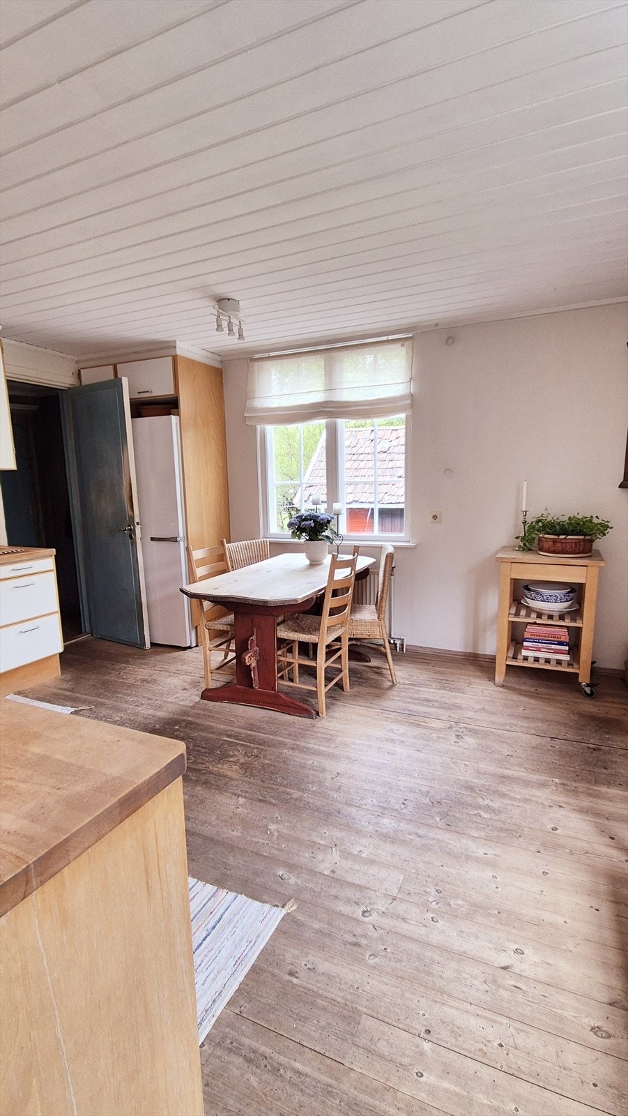Kjøkkenet er utstyrt med folierte fronter og en benkeplate i heltre med rustfri stålkum. Galleribilde