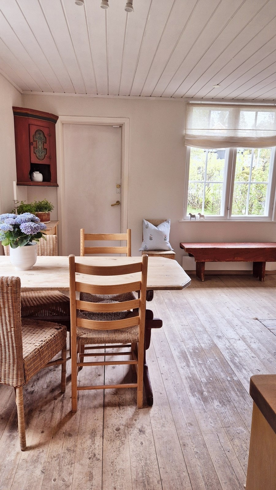 Plassering og design gir rom for spisebord i tilknytning til kjøkkenområdet. Galleribilde