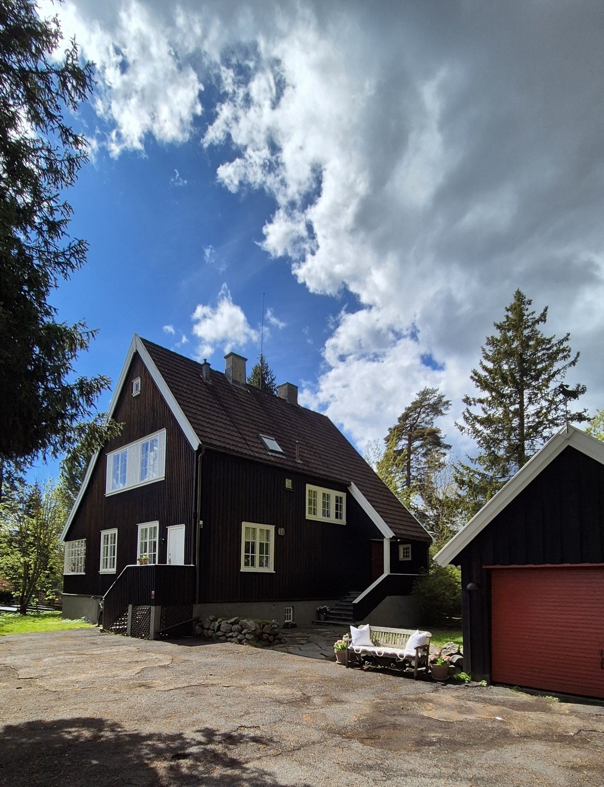 Huset har et solid fundament med støpt såle, og yttervegger er oppført i tømmer og reisverk. Galleribilde