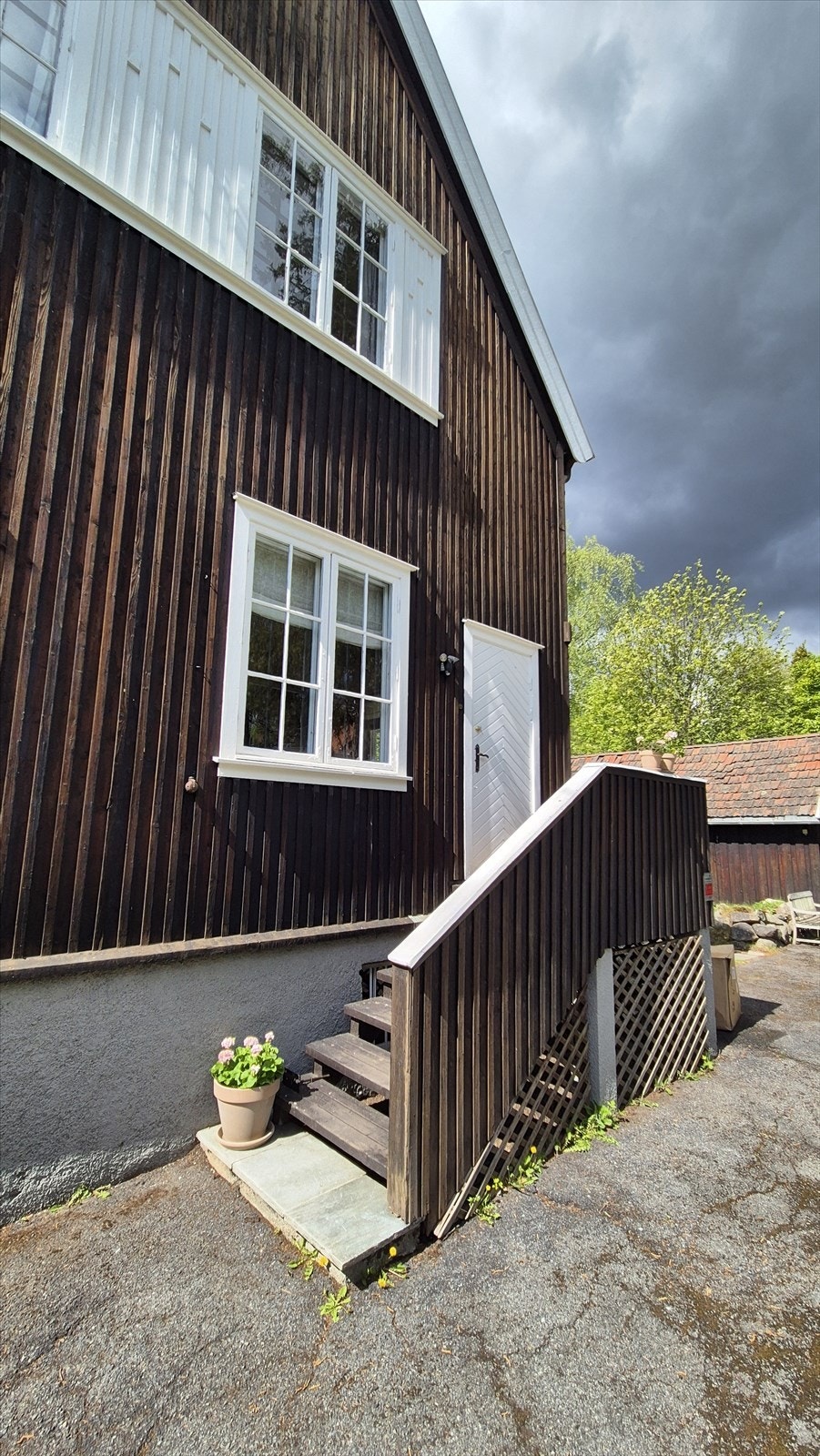 Eiendommen har adkomst via privat vei og inkluderer flere biloppstillingsplasser. Galleribilde