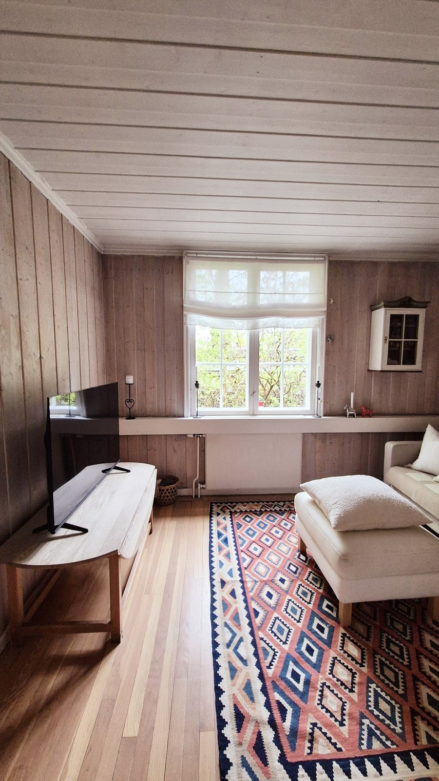 Store vinduer slipper inn naturlig lys og gir utsikt mot hagen. Galleribilde