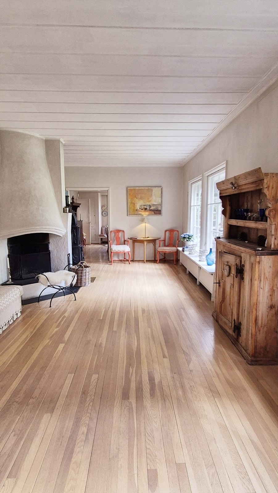 Peisen i stuen bidrar til en praktisk varmekilde og et samlingspunkt. Galleribilde