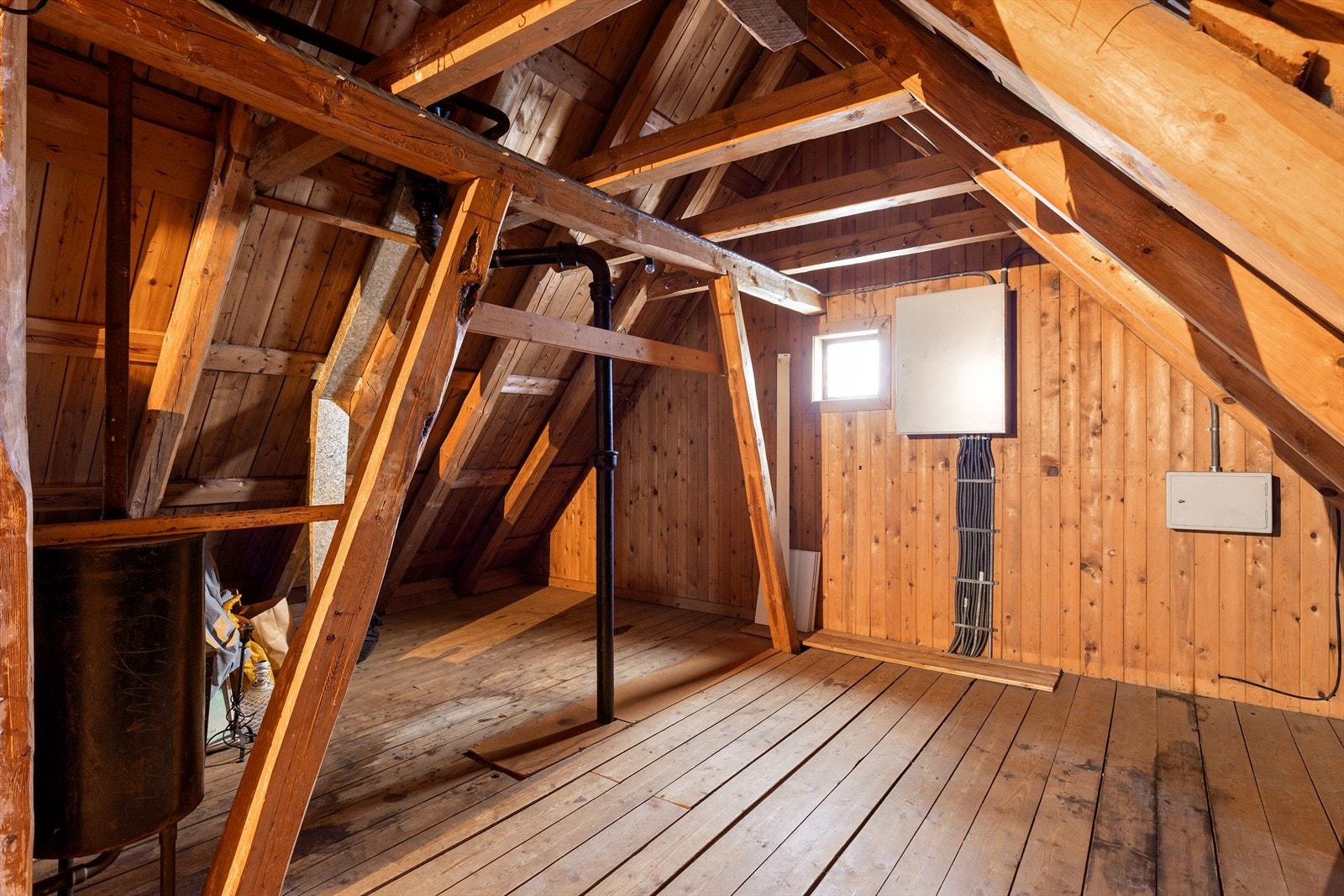 Kaldt loft med gangbart gulv gir tilgjengelig lagringsplass i boligen. Galleribilde