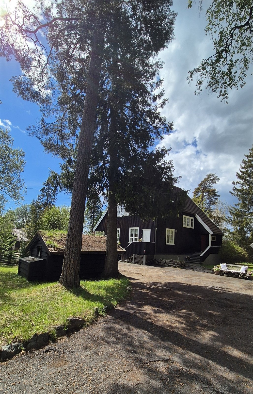 Eiendommen ligger på en stor og solrik tomt. Galleribilde