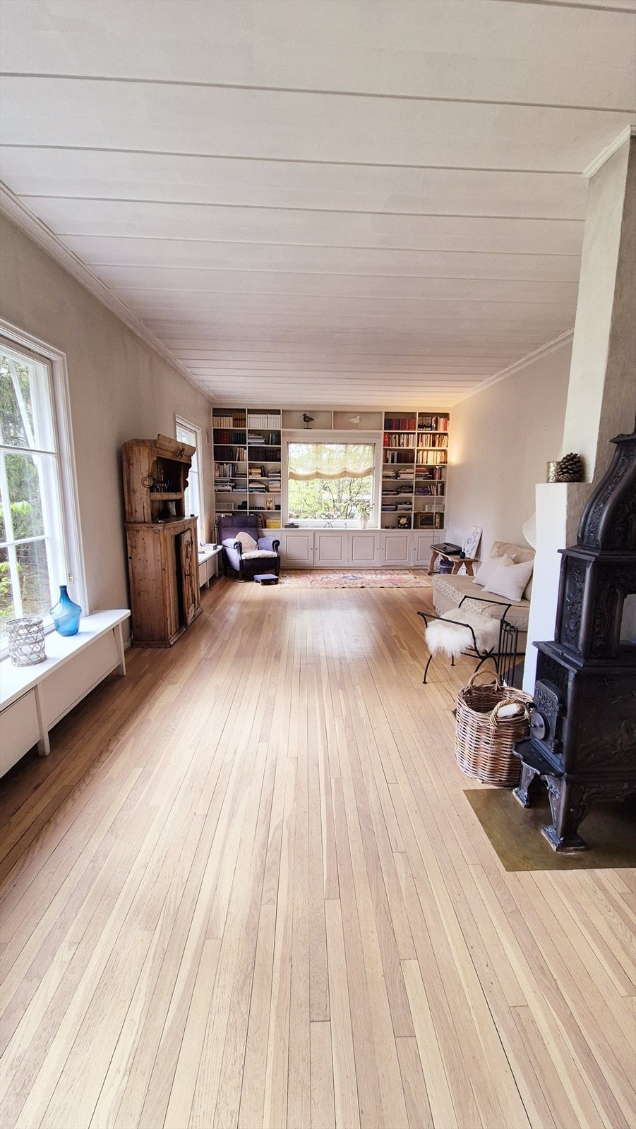Store vinduer i stuen gir rikelig med naturlig lysinnslipp. Galleribilde