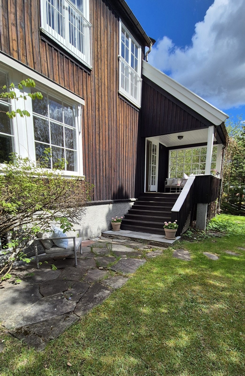 Hagesiden er opparbeidet med gressplen og variert beplantning som skaper et attraktivt uteområde. Galleribilde
