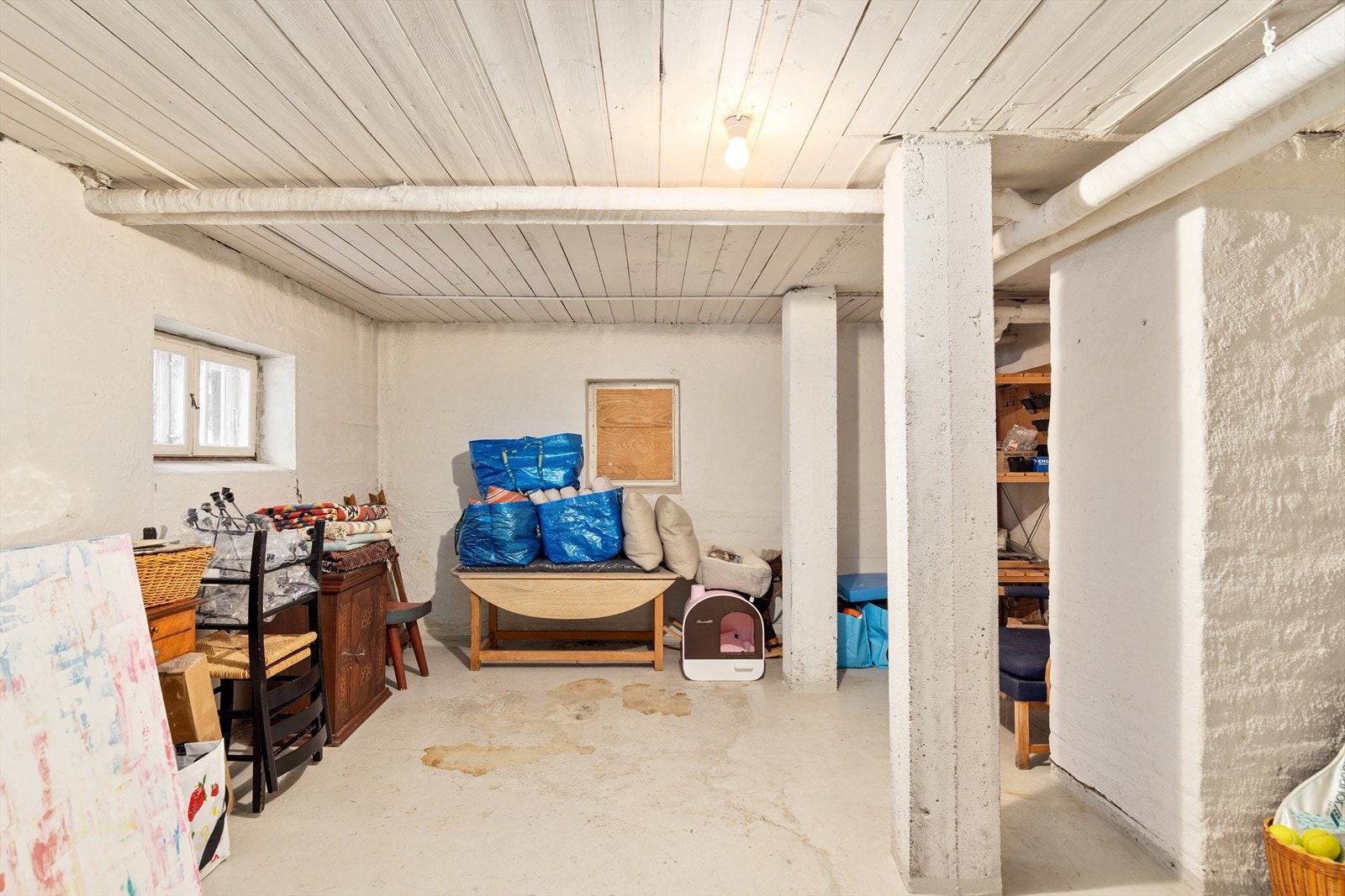 Vaskekjelleren har støpt betonggulv og glatte, malte veggflater av mur/betong. Galleribilde