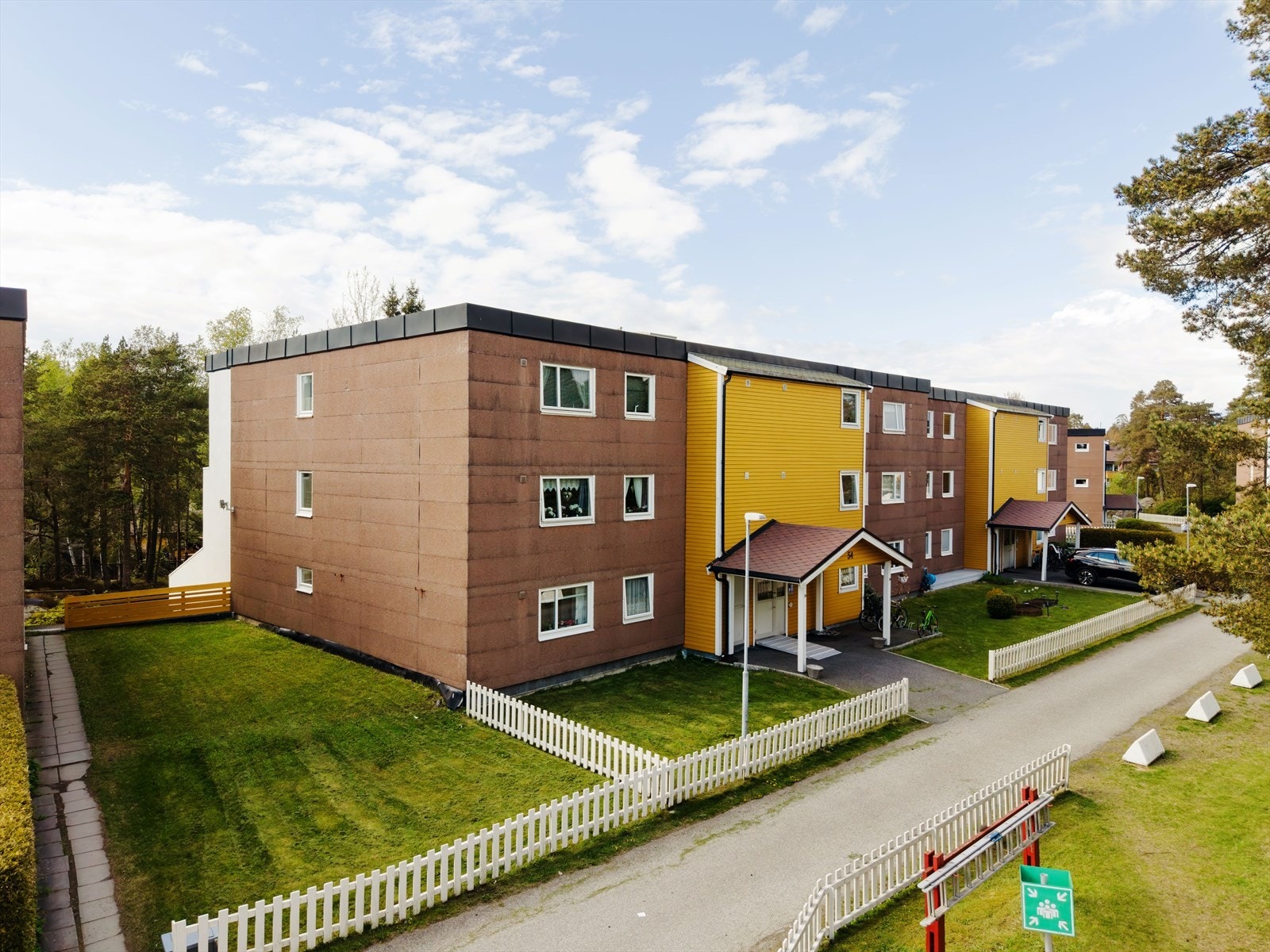 Barnevennlig beliggende med stikkveier uten biltrafikk. Galleribilde