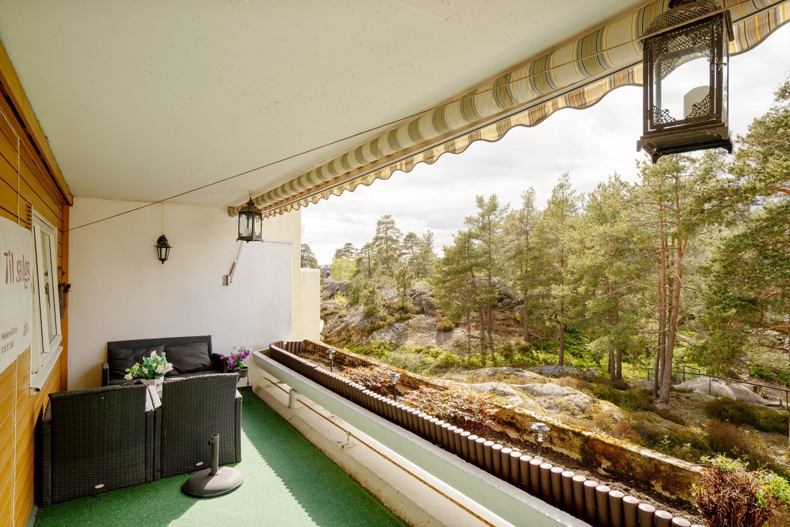 Vestvendt balkong med utsyn mot natur og gode solforhold. Galleribilde