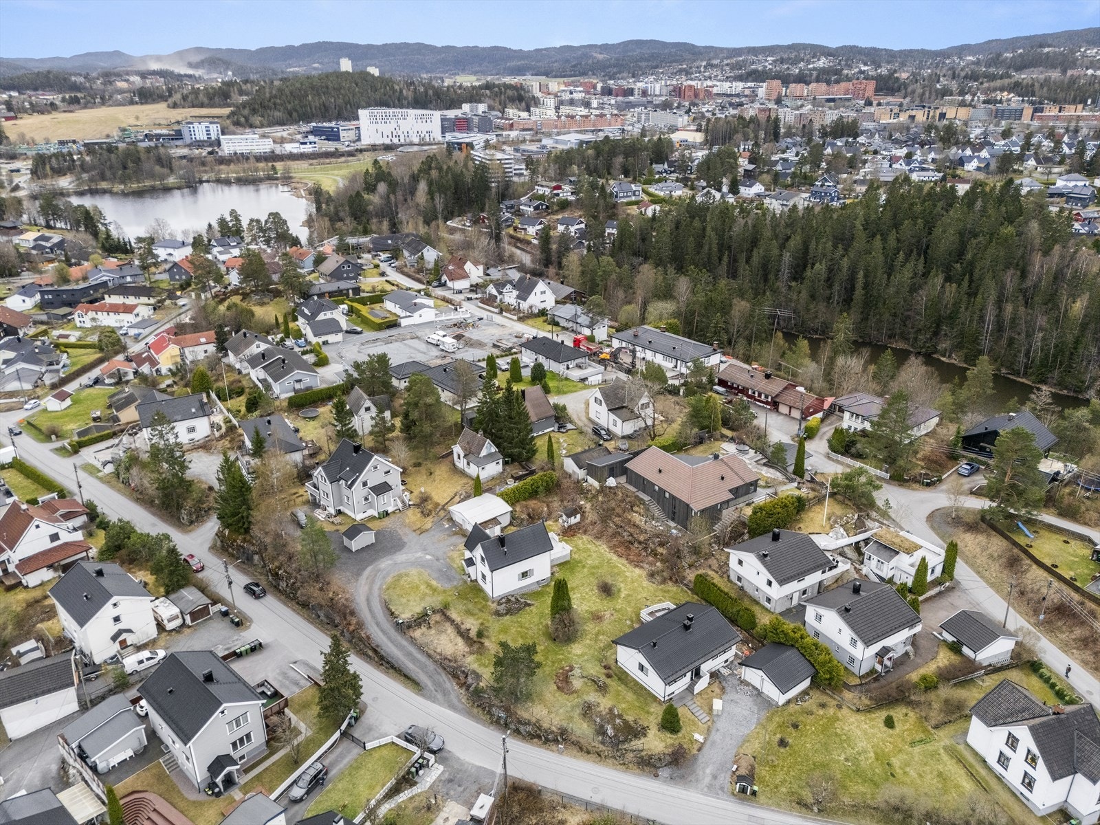 Gode kommunikasjonsmuligheter med nærhet til togstasjon og E6, som gir effektiv reisevei til Oslo på ca. 20 minutter og Gardermoen på ca. 30 minutter. Galleribilde