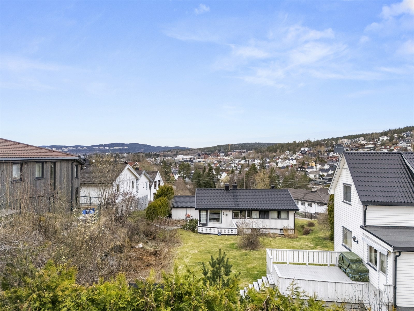 Fra eiendommen er det utsikt over nærområdet. Galleribilde