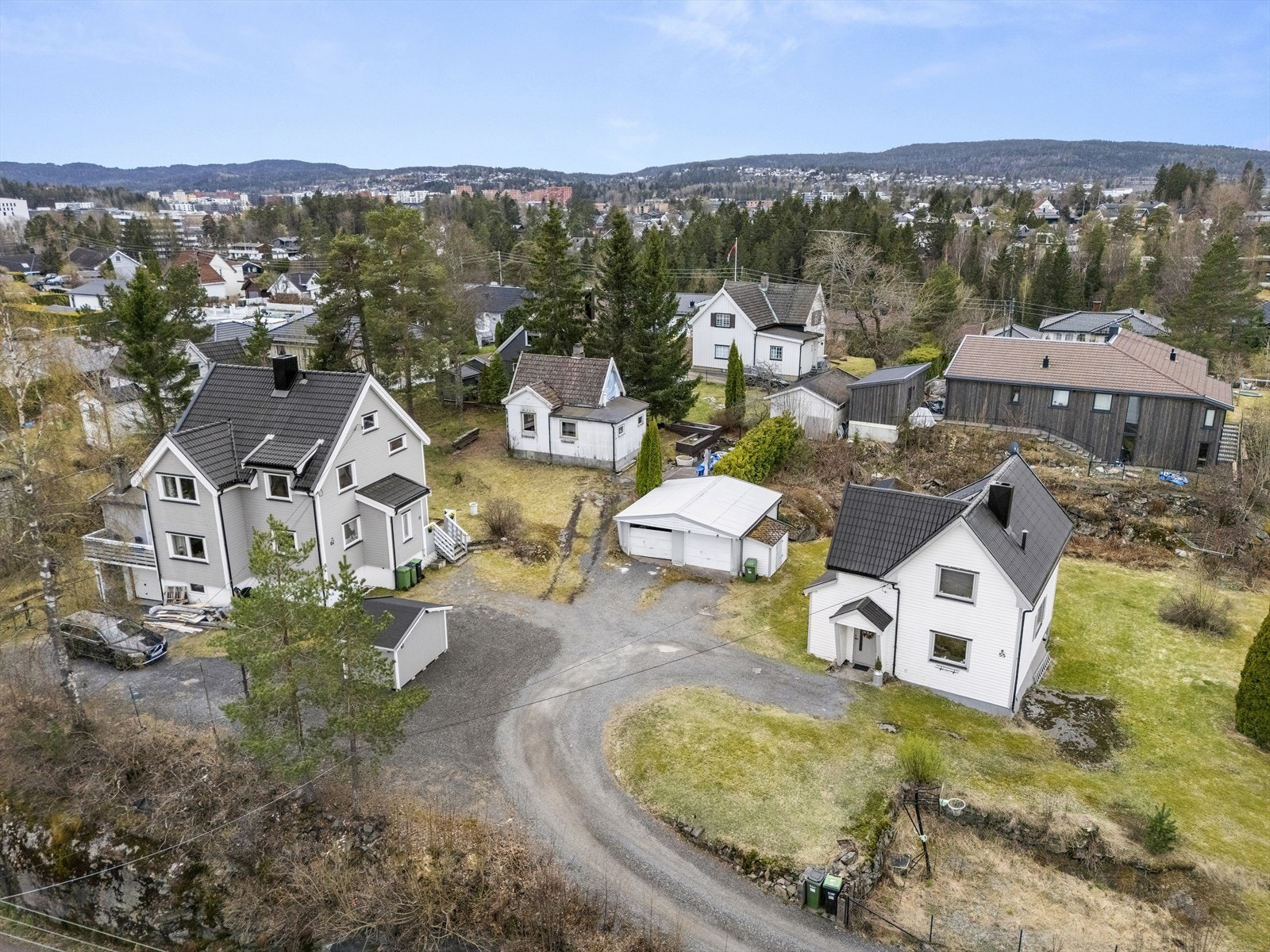 Et rolig og barnevennlig boligområde med kort vei til skoler, barnehager og fritidsaktiviteter. Galleribilde