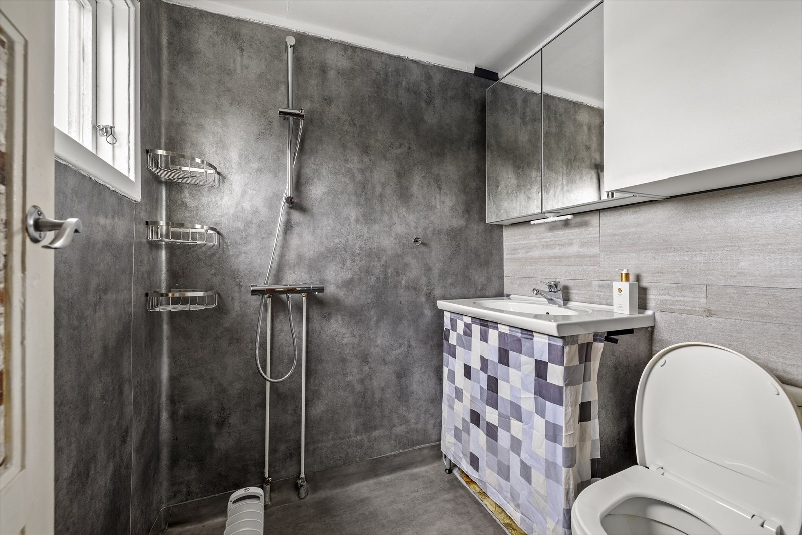 Badet er plassert praktisk ved entréen. Galleribilde