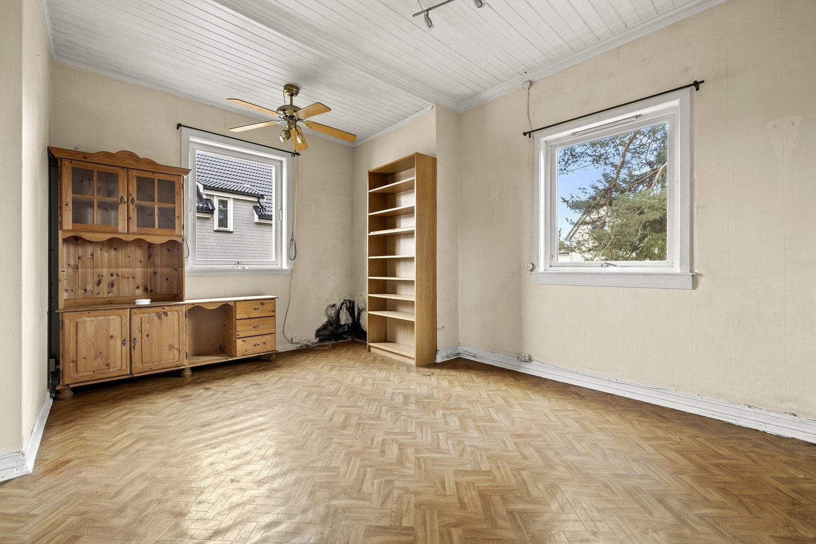 Stuen har plass til en sittegruppe og får lys fra vinduer mot hagen. Galleribilde