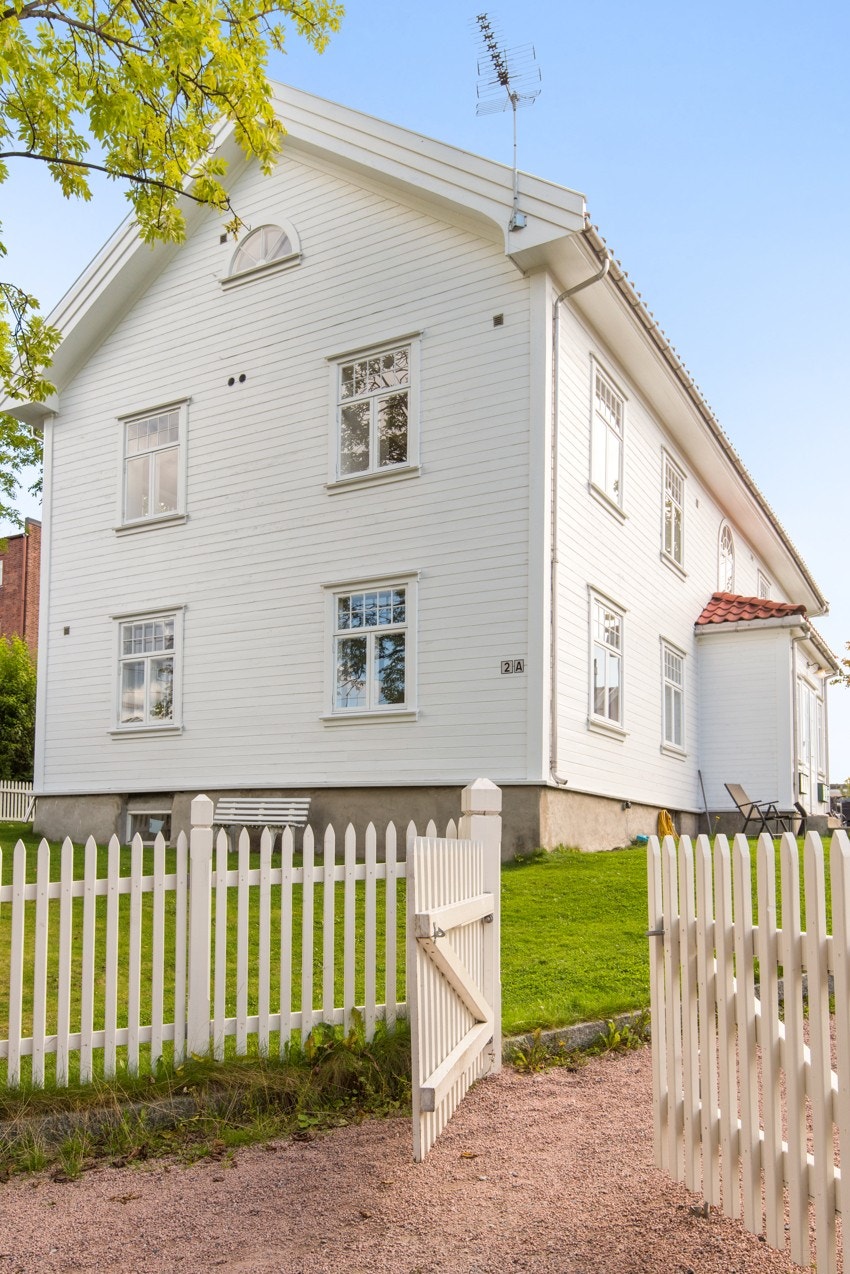 Den koselige treporten ønsker deg velkommen til et av byens hyggeligste sameier! Det flotte trehuset ble rehabilitert i 2009 og består av 6 selveierleiligheter. Galleribilde