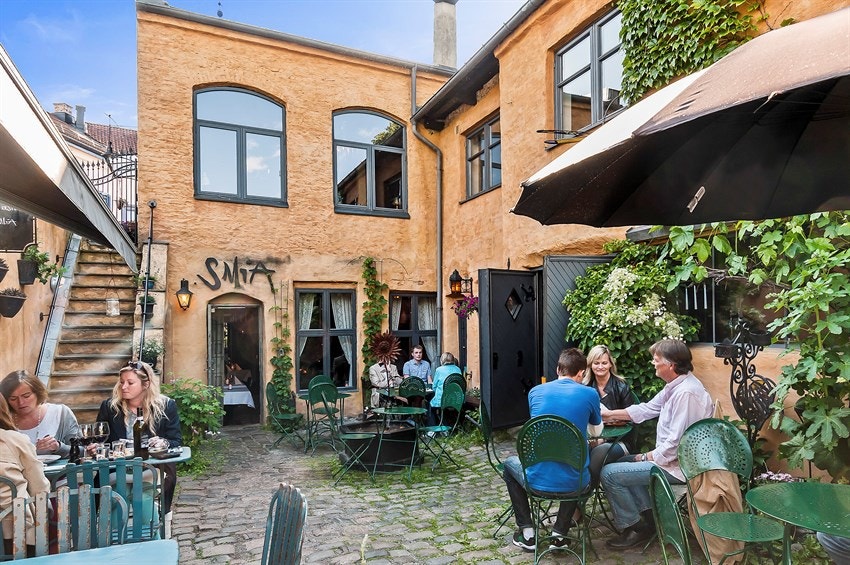 Smia Galleri like ved parken kombinerer mat med en smie i drift og metallkunst-utstillinger. Galleribilde