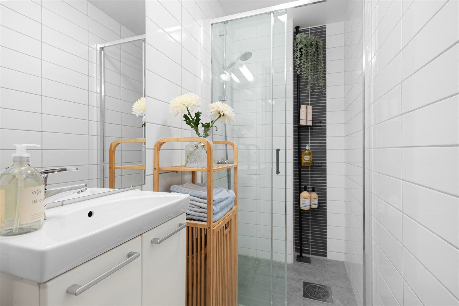 Rett ved inngangsdøren ligger badet. Her er det plass til det man trenger i hverdagen. Dette er flislagt i tidløse farger og har standard fra 2009. Galleribilde