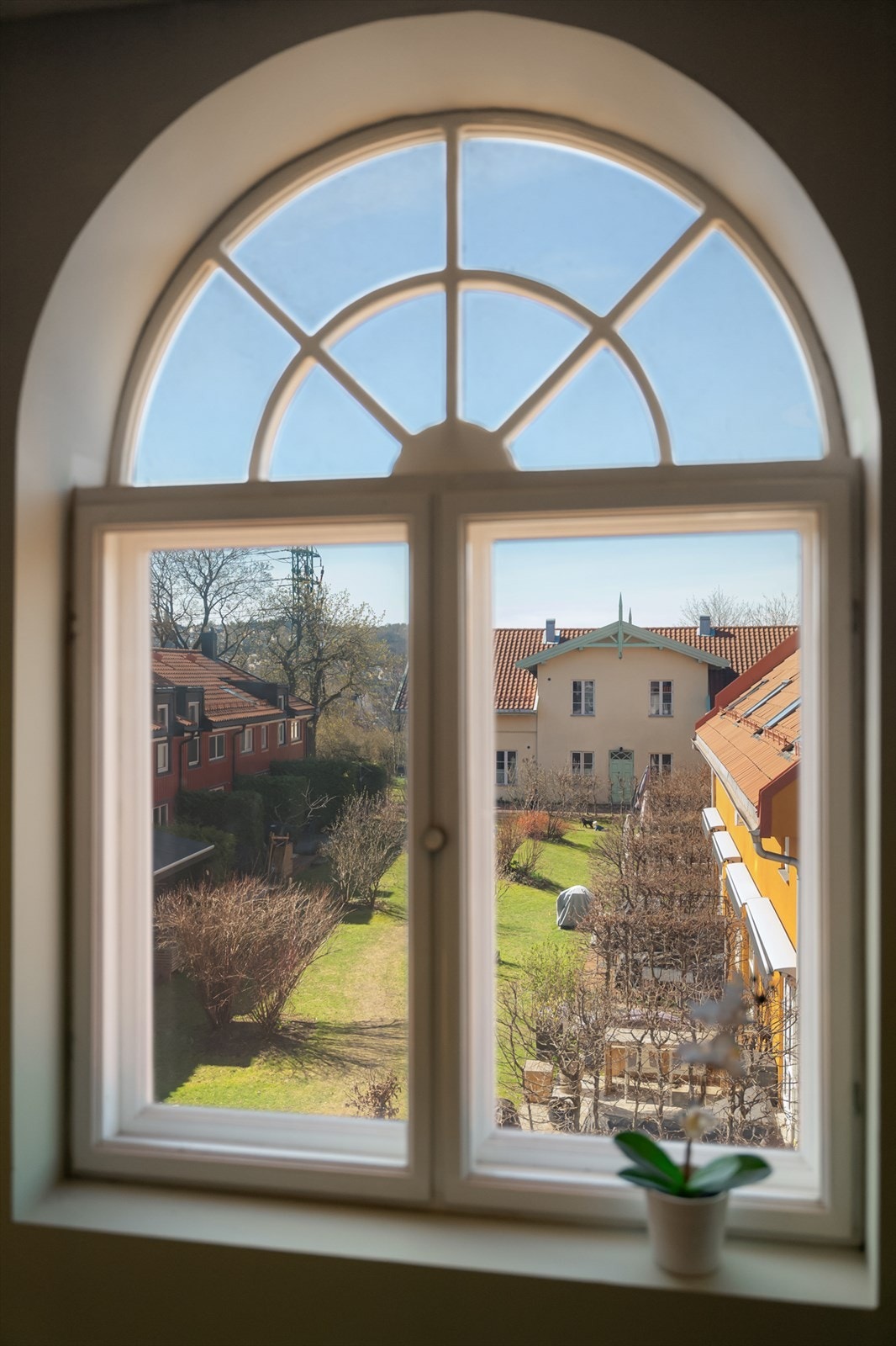 Vinduet i den felles oppgangen gir deg en god oversikt over det hyggelige nabolaget. Galleribilde