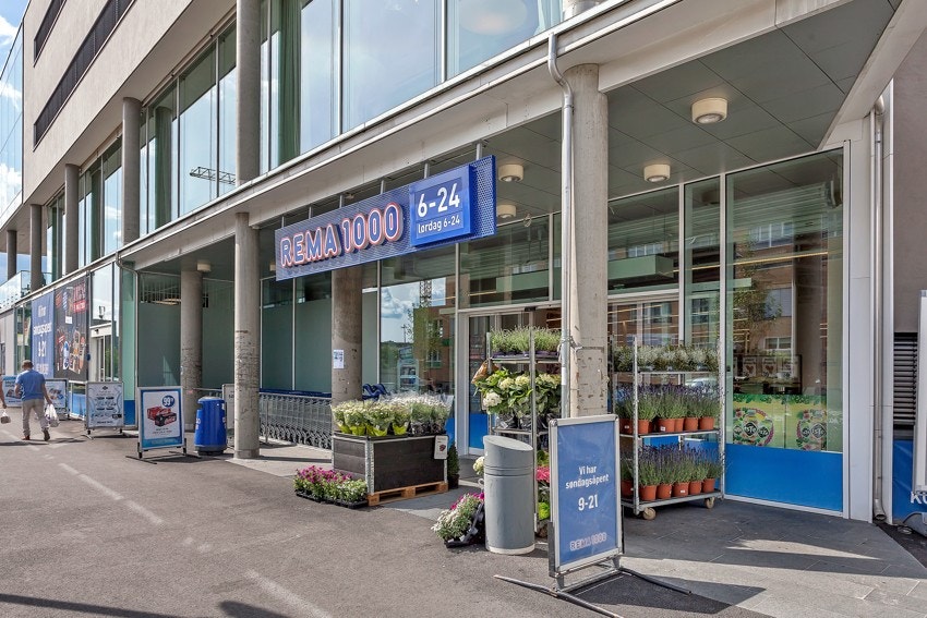 Flere matbutikker ligger i kort gangavstand fra leiligheten. Galleribilde