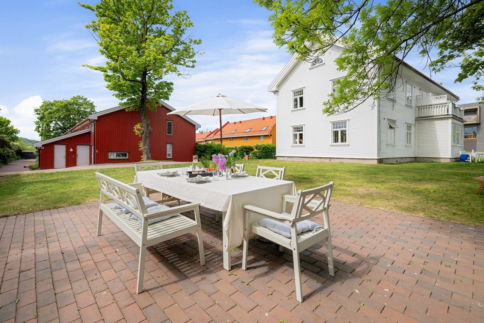 Den skjermede felles hagen blir virkelig en idyllisk grønn oase på sommerstid med flere sittegrupper for beboerne. Her kan man arrangere hageselskap og grillmiddager i sola. Galleribilde