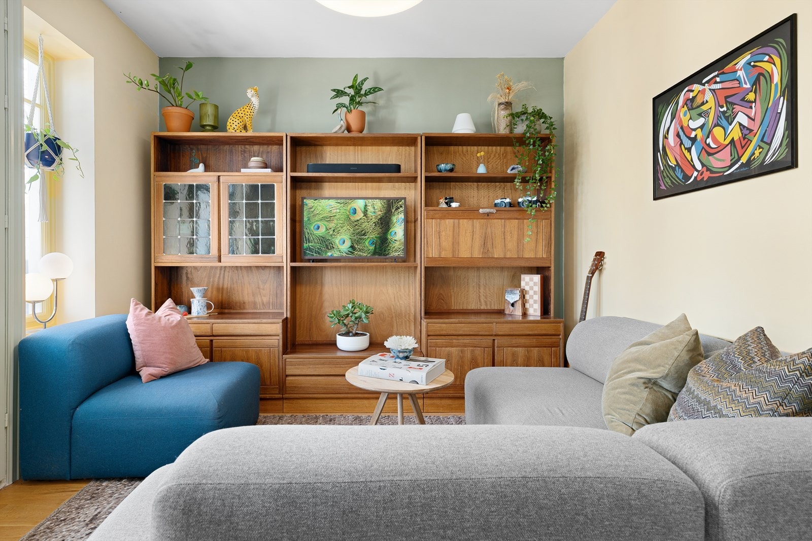 Det er mulig å innrede med en hjørnesofa, bord og en stor TV benk. Galleribilde