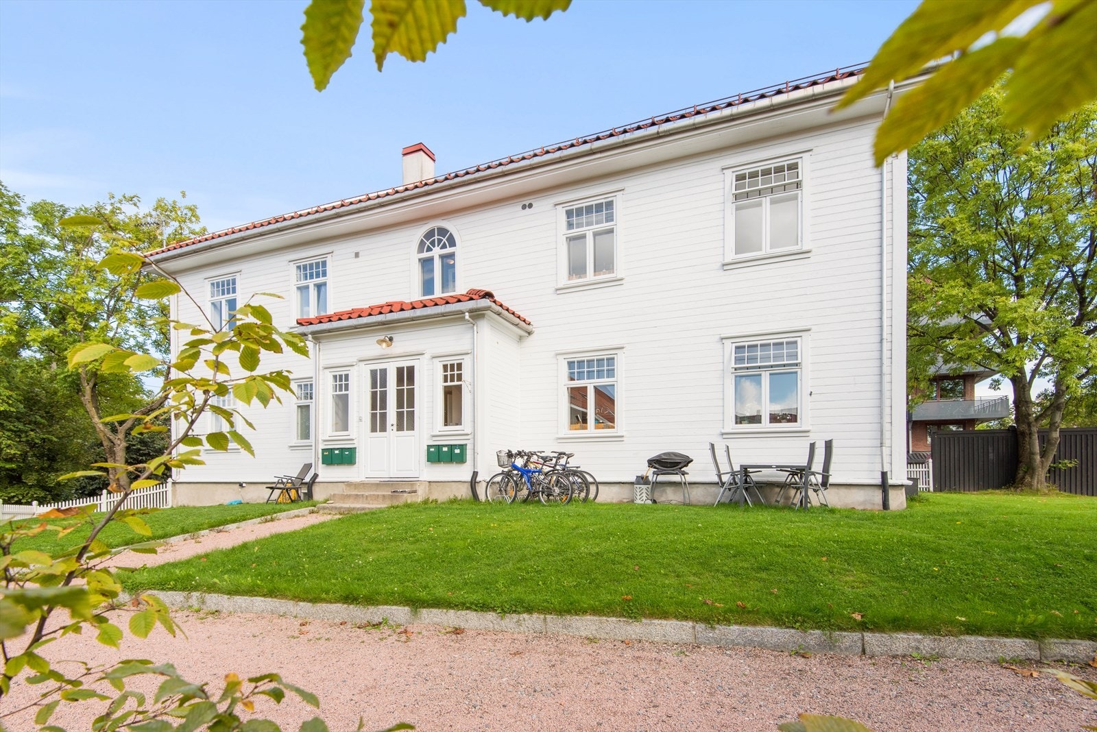 Hva har dere likt spesielt godt med å bo her og kommer til å savne mest? I alle år har det vært et veldig godt naboskap både i huset og på gården. Det kommer vi virkelig til å savne! Galleribilde