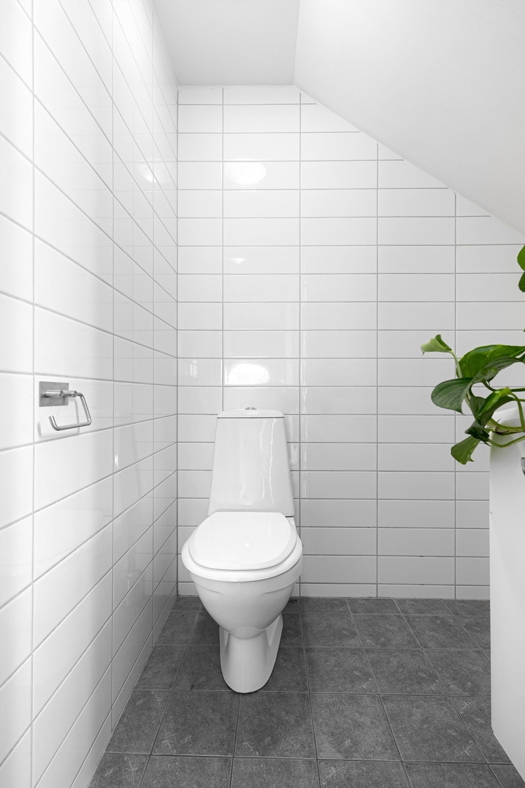 Lett tilgjengelig fra soverommet ligger det i samme etasje en praktisk WC med servantløsning. Galleribilde