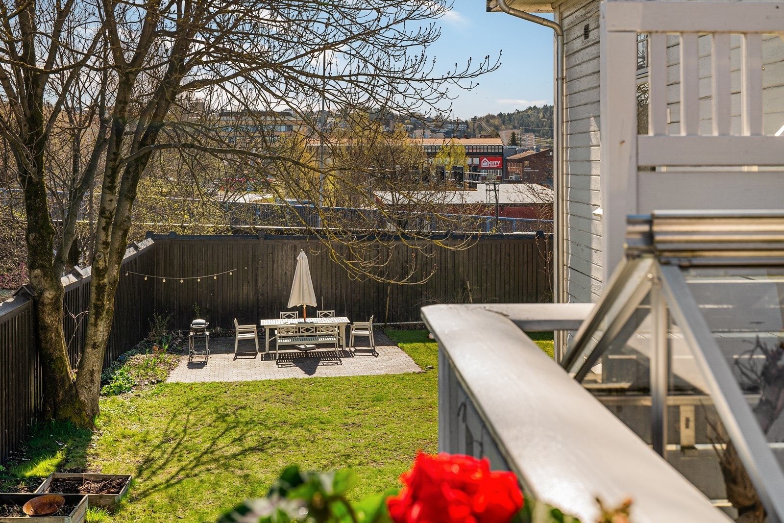Om våren våkner hagen til liv. Vårdugnaden er en anledning til å bli bedre kjent med naboene samtidig som hagen gjøres klar etter vinteren. Sommerstid er hagen grønn og flott, med blant annet bærbusker og frukttrær, og mulighet for å dyrke grønnsaker. Galleribilde