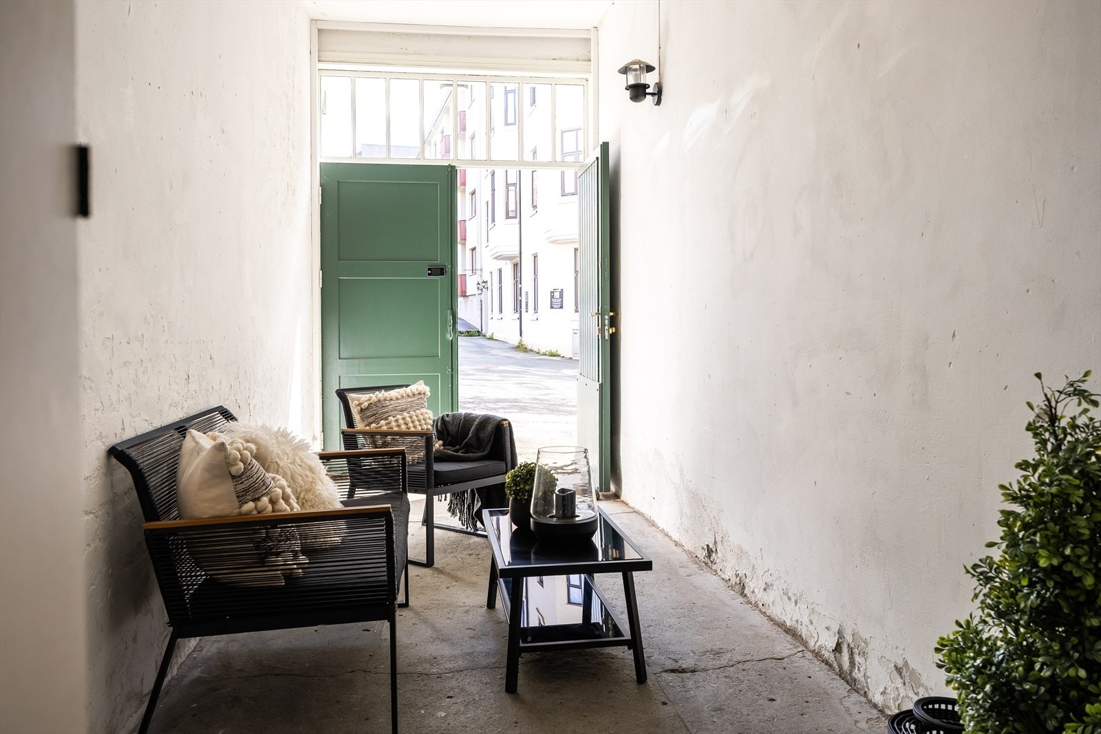 Leiligheten har egen inngang fra eget portrom. Portrommet kan benyttes til oppbevaring av sykler, barnevogner osv. uten å komme i konflikt med andre boligseksjoner. Galleribilde