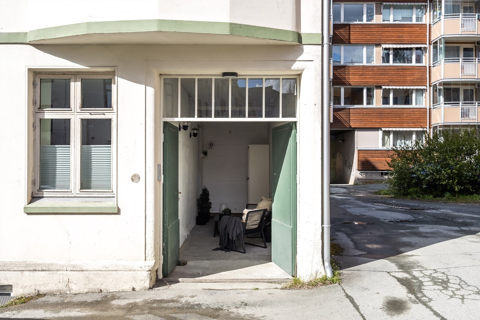 Inngang til leiligheten via separat portrom. I praksis disponerer leiligheten dette som tilleggsareal, men det tilhører ikke leilighetens areal. Galleribilde