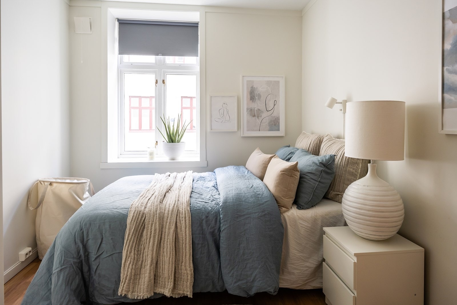 Leilighetens soverom er på 8,6 m² og vender ut mot rolig bakgård. Galleribilde