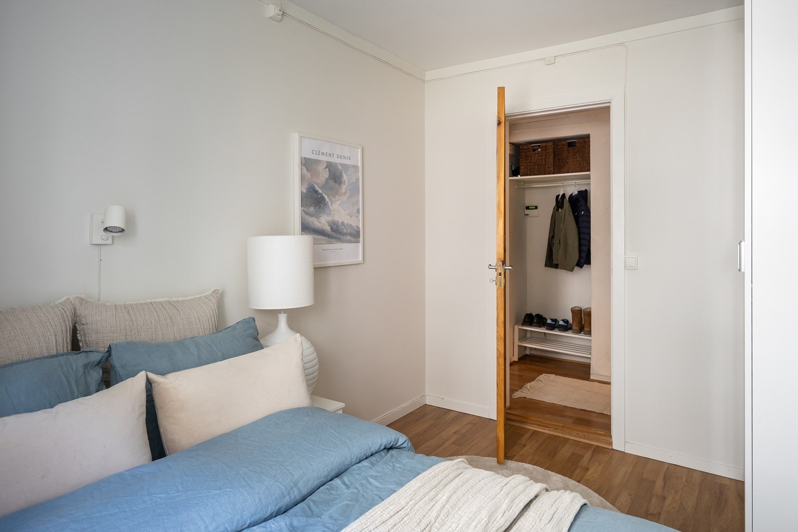Rommet har god plass til stor seng og annet ønsket møblement. Galleribilde