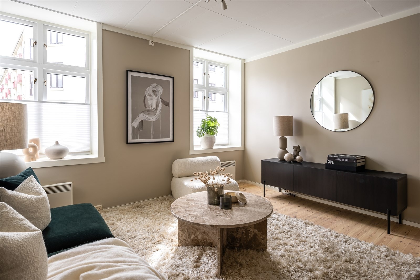 Stuen har en størrelse på 17,5 m². Rommets utforming gir gode muligheter for møblering i ulike soner. Galleribilde