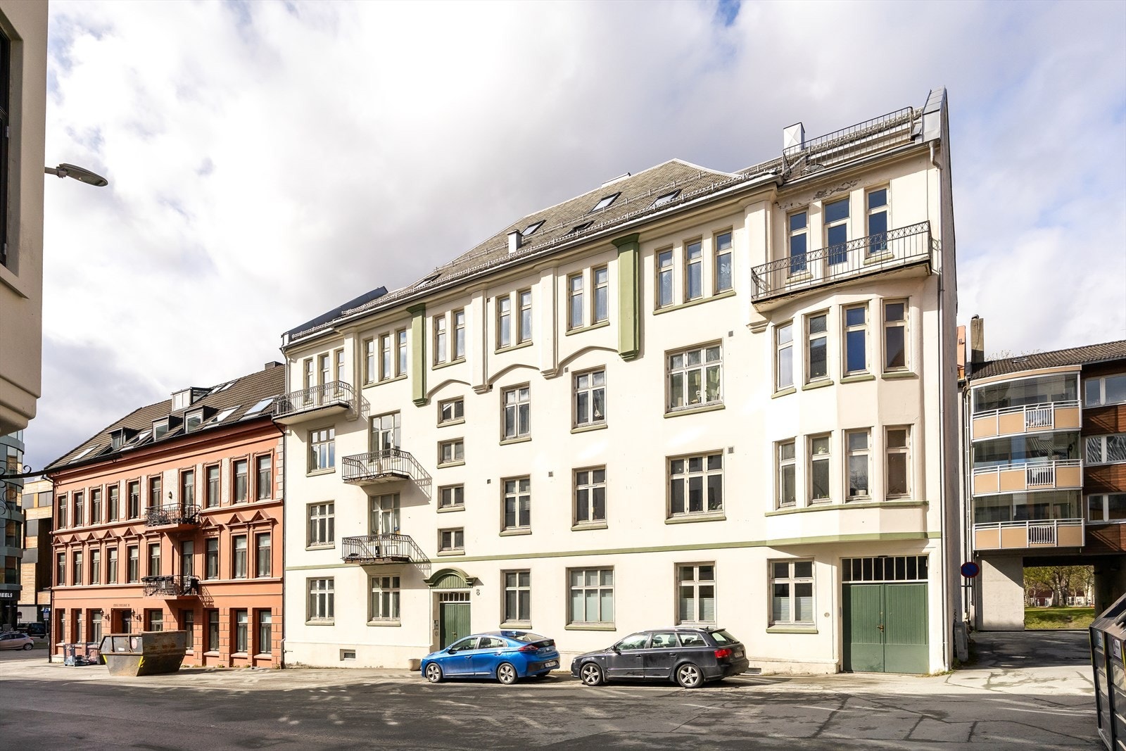 Fasade. Leiligheten ligger innenfor portrom som kun benyttes av denne leiligheten. Bygget ligger skjermet, vendt bort fra Elgeseter gate. Galleribilde