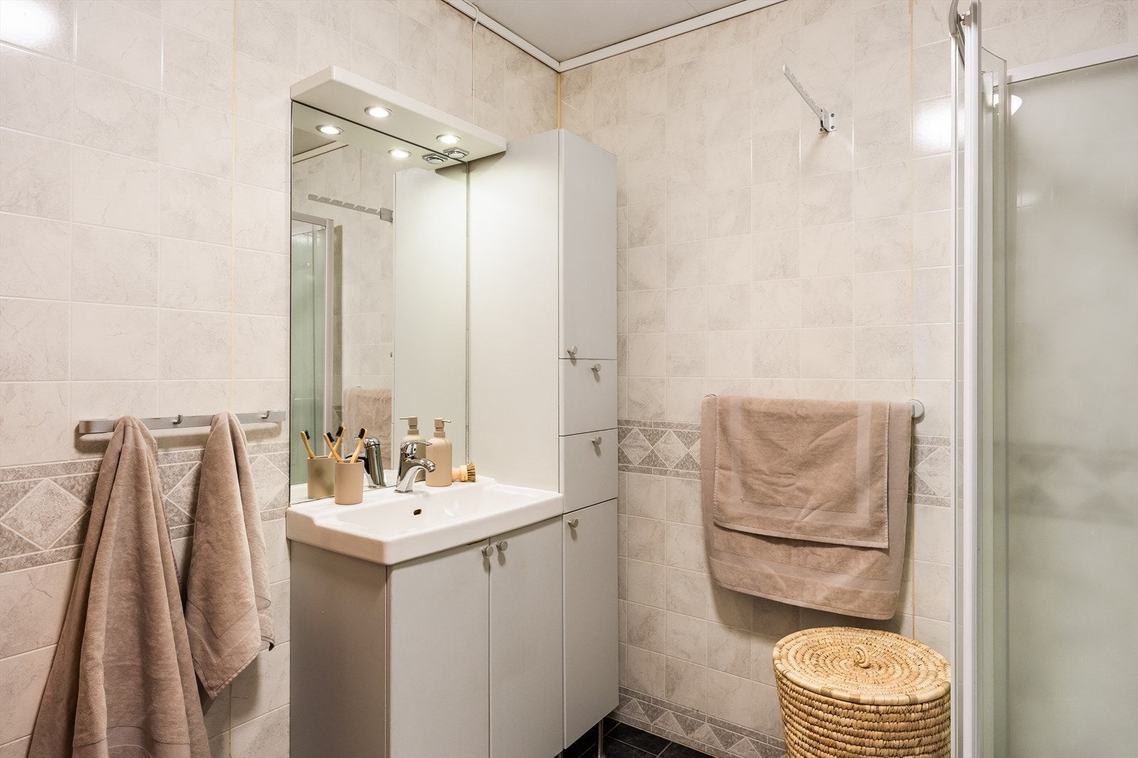 Pent flislagt bad på 5,3 m². Galleribilde
