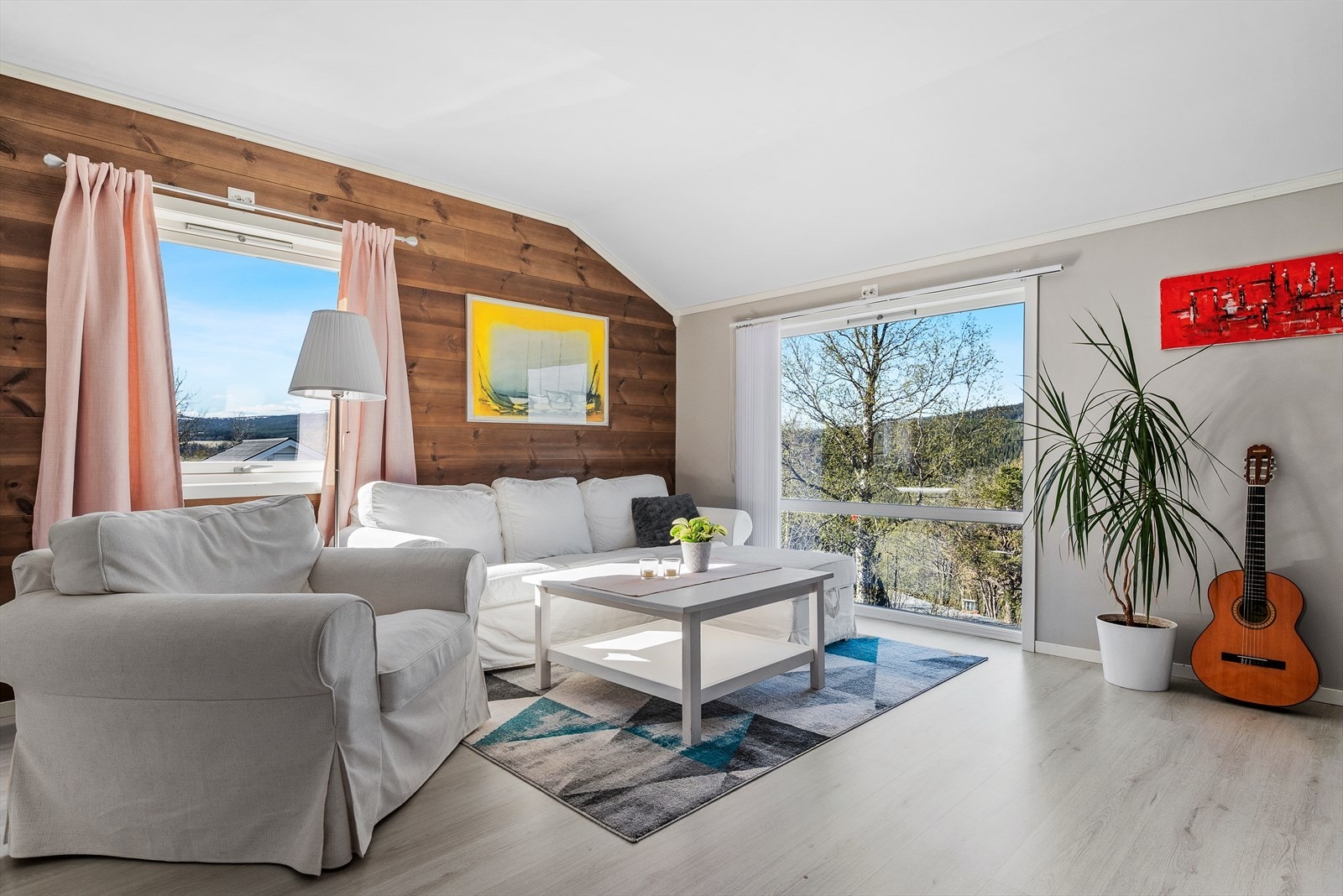 I 2. etasje er det et luftig soverom på ca. 20,5 kvm som i dag er innredet som loftstue. Galleribilde