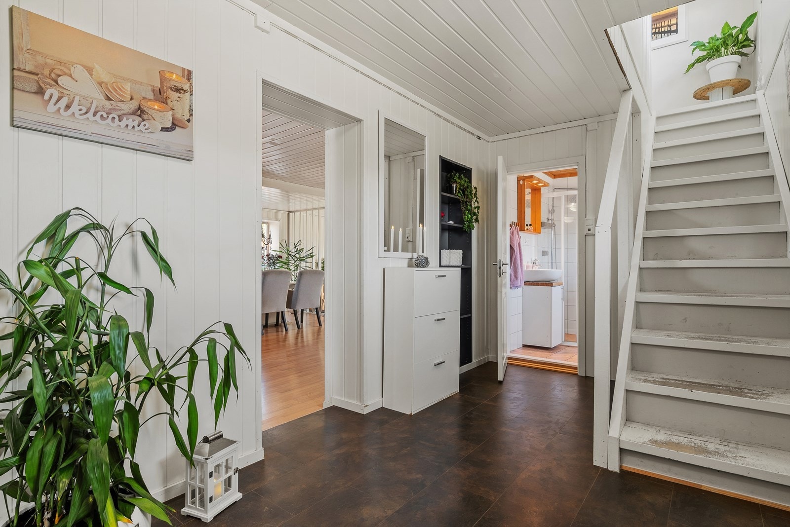Eneboligen har en fin entré på ca. 12 kvm med hvite vegger og mørkt gulv. Galleribilde