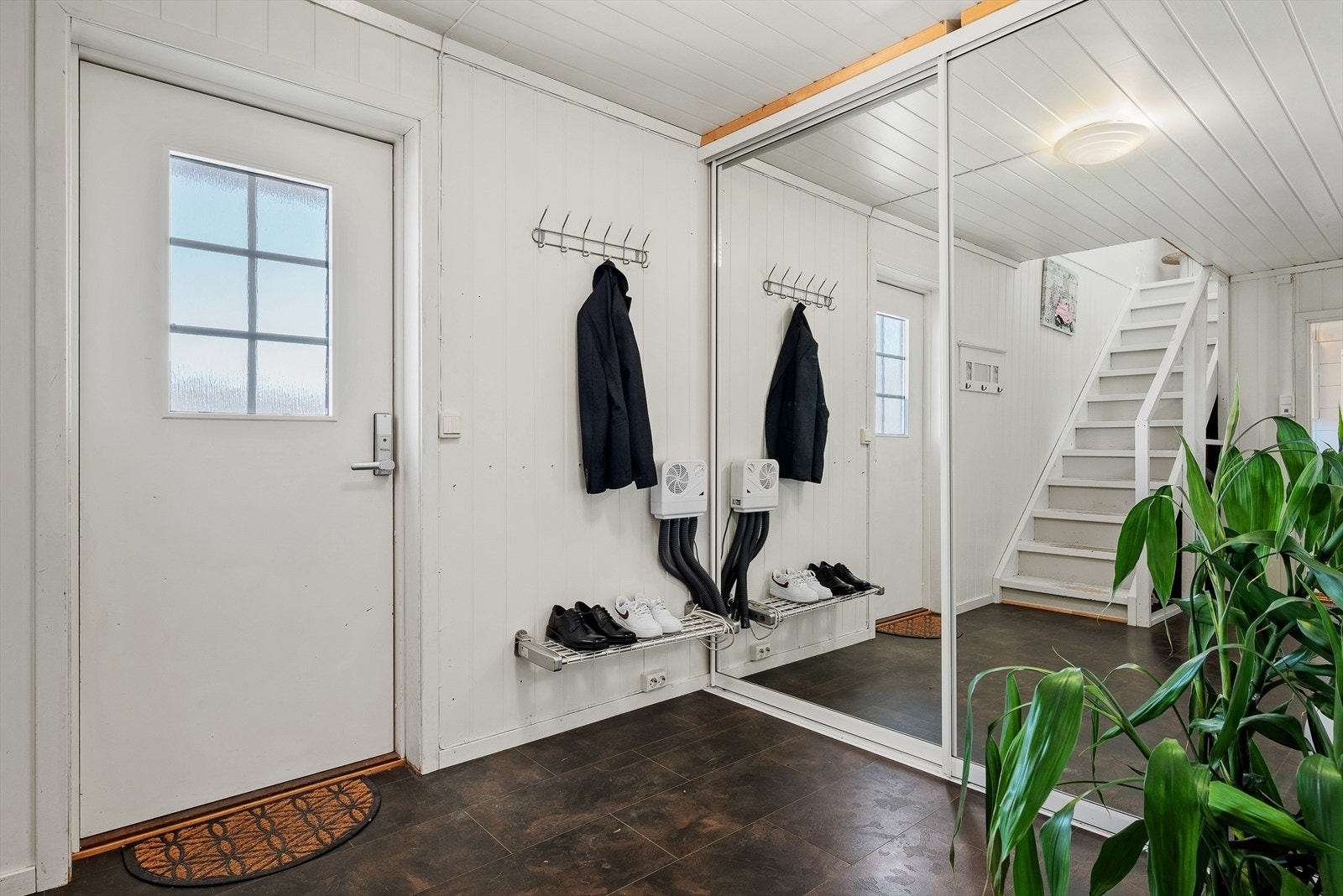Det er god plass til yttertøyet i en skyvedørsgarderobe med speilfronter fra 2022. Galleribilde