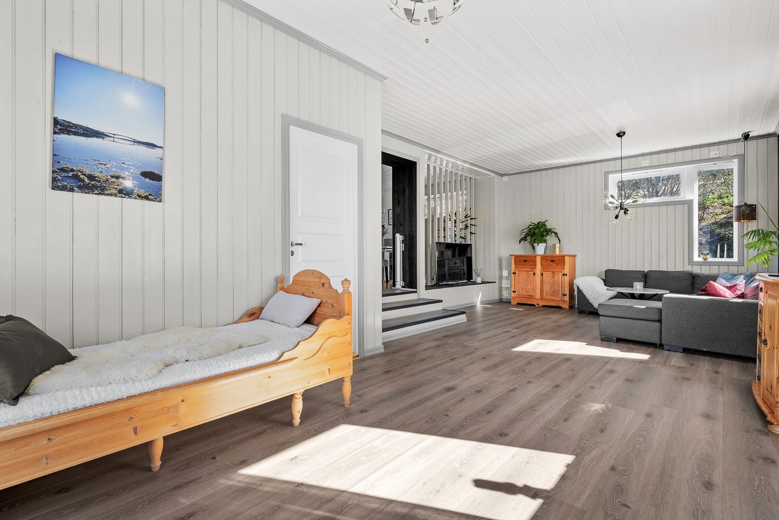 Det er gulvvarme under det tidsmessige laminatgulvet i stuen. Galleribilde
